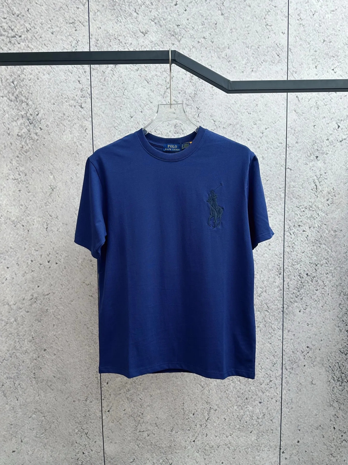 P150 Ralph Lauren/Ralph Lauren 25ss simultaneously launches one-color horse embroidery round neck short sleeves. The main logo on the neck has a QR code mark, which can be scanned for verification, and the detailed horse logo embroidery is all high-density and made with imported Tajima machines, distinguishing it from low-end products on the market. 32 counts, 240g hydrophilic toner, 100% cotton fabric, comfortable and soft, highly breathable, focusing on high-end cost-effectiveness, needless to say good quality. Available in a variety of colors, both boys and girls can try this genderless style, giving them a yuppie tone in no time. Immerse yourself in your leisurely style, and have your own style in retro. Natural, vivid, and very French romantic feelings perfectly integrate the youthful atmosphere with the trend. The clever embellishment of the horse logo embroidery carries all the eye-catching points. Color: black, white, navy blue, gray Size: S-xL